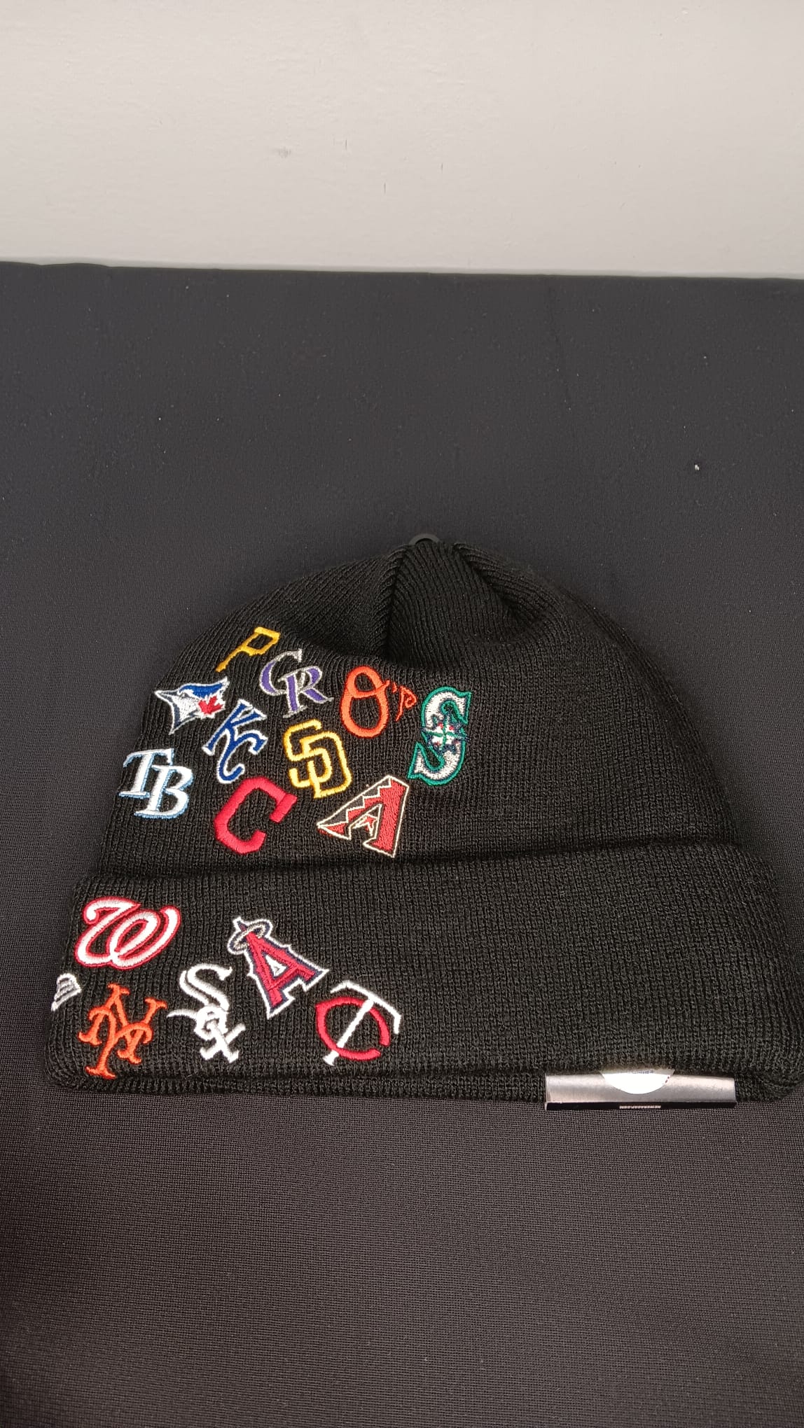 🧢 Wholesale Bulk Hat Box – 20 Premium BEANIES (HAT-1018)