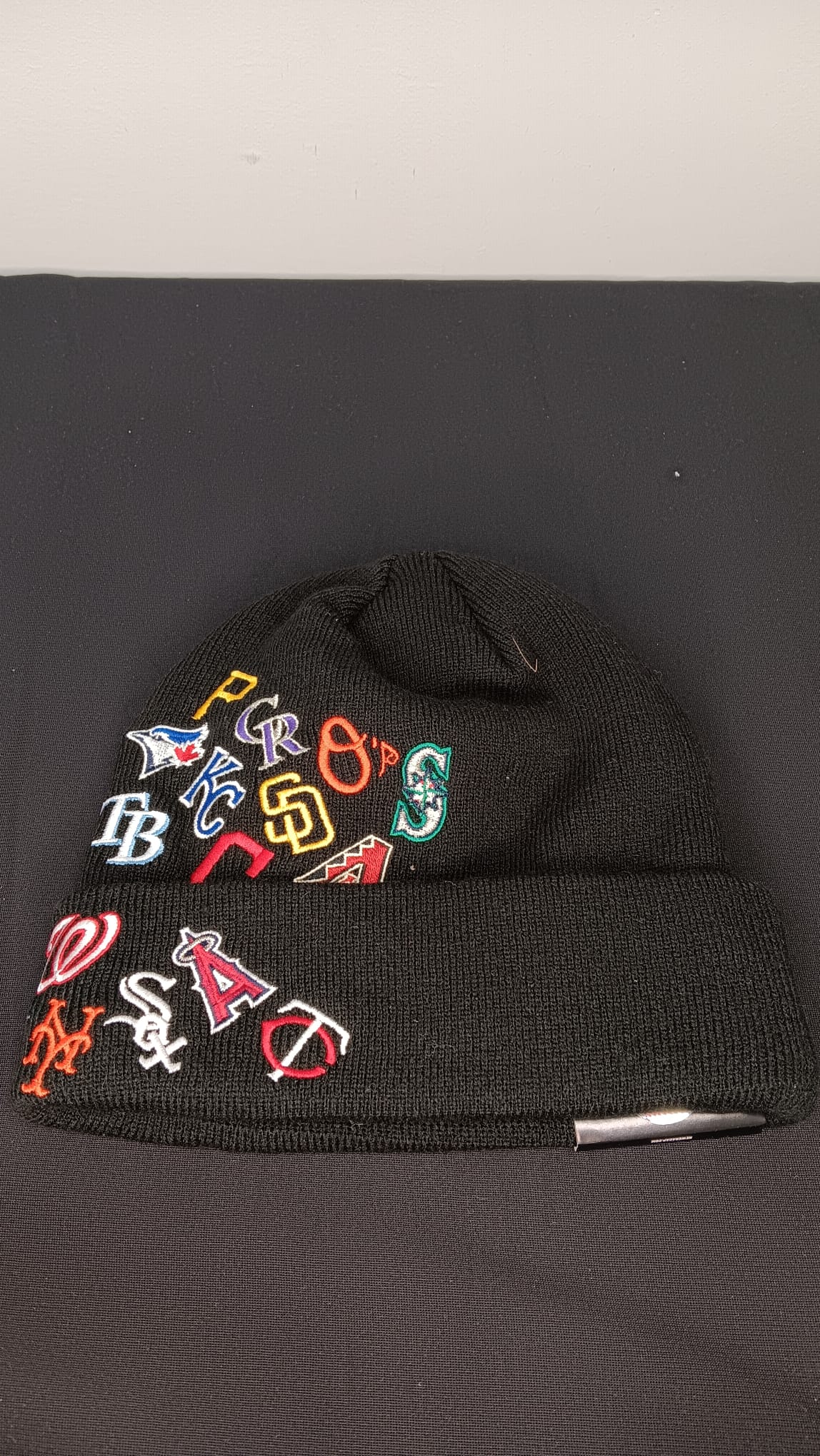 🧢 Wholesale Bulk Hat Box – 20 Premium BEANIES (HAT-1018)